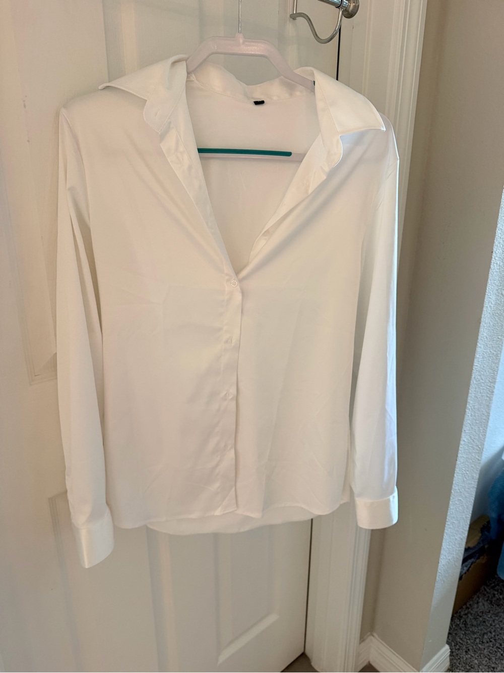 Elegant White Satin Button-Up Blouse - Picture 5 of 6